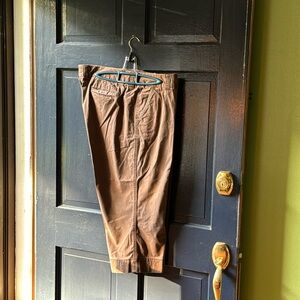 Women’s Gap brand cropped chino Capri pants